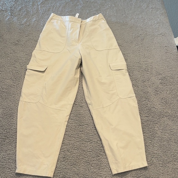 Lululemon Light Utilitech Cargo Pocket High-Rise Pant
Natural Ivory size 27 - Picture 3 of 12